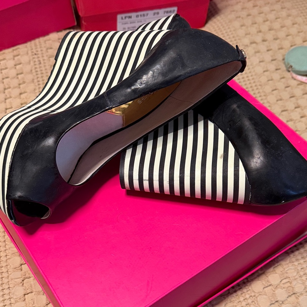 Michael Kors Black and White Striped Accent Leather Pumps (need some cleaning) - Picture 13 of 13